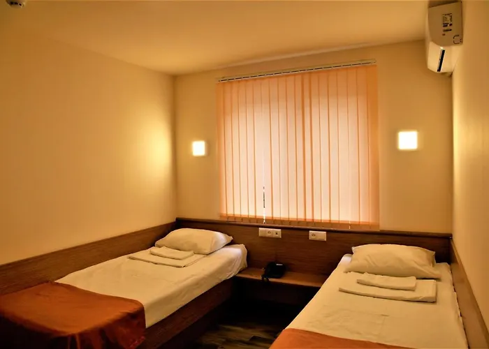 Albert House Hotel And Tours